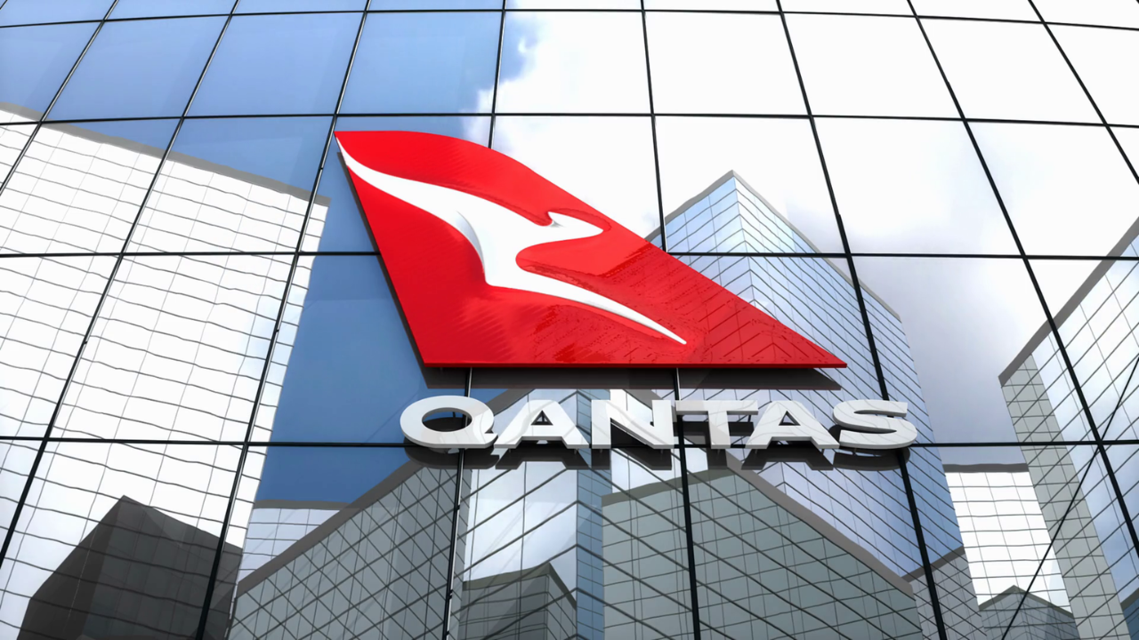 Qantas flags leadership overhaul as corporate job cuts loom ahead of  Christmas, image size:1280x720